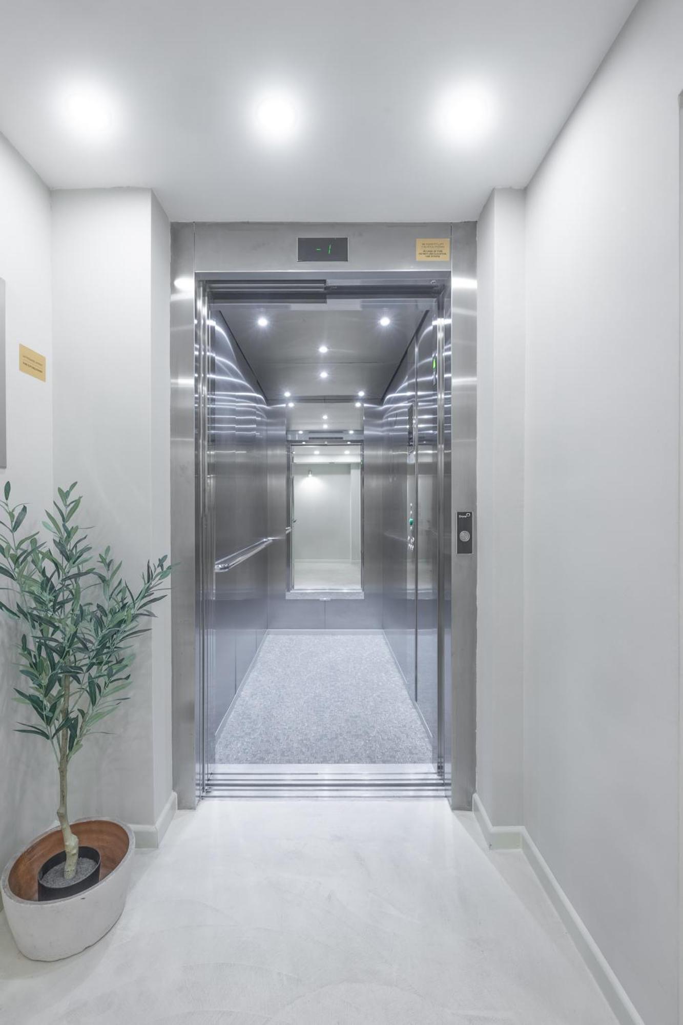Lo͝Or Luxury Retreat Hotell Stobreč Exteriör bild
