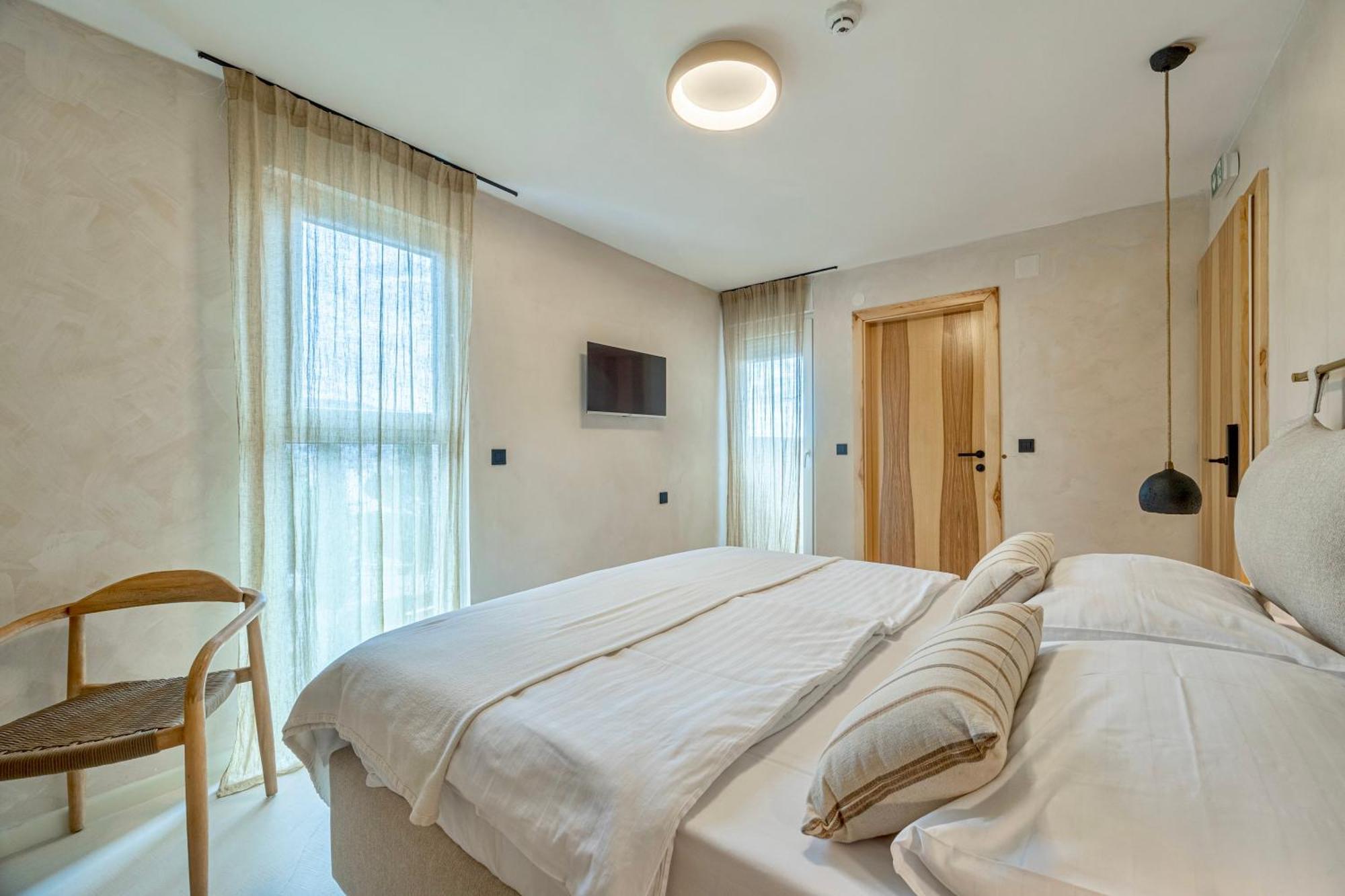 Lo͝Or Luxury Retreat Hotell Stobreč Exteriör bild